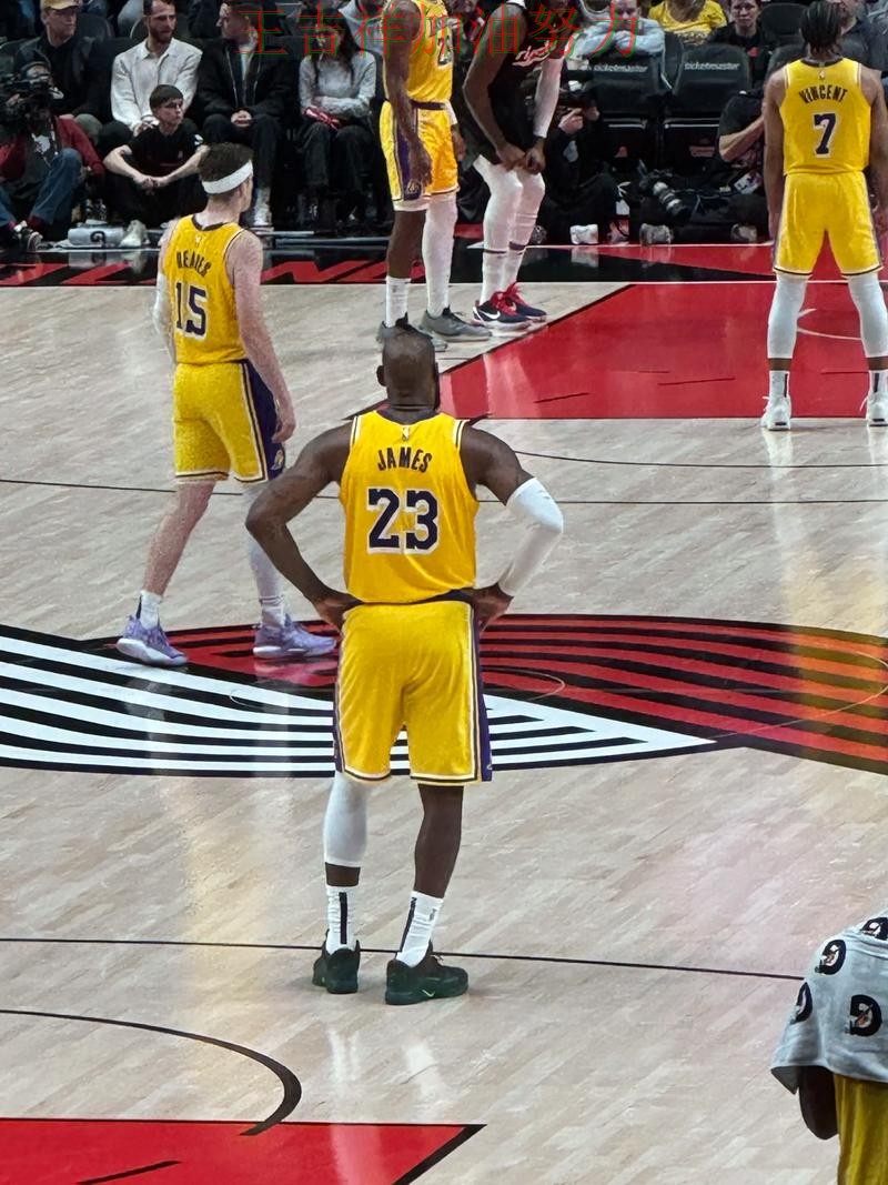 詹姆斯逆境中爆发帮助球队止跌 防守端问题再次暴露